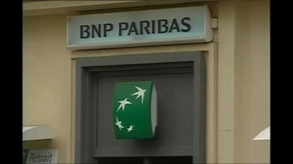 法国巴黎银行(BNP Paribas)在房地产经纪公司Strutt & Parker上方悬挂“待售”标志