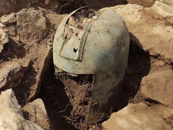 为什么古代伊利里亚人把头盔放在他们的坟堆里?